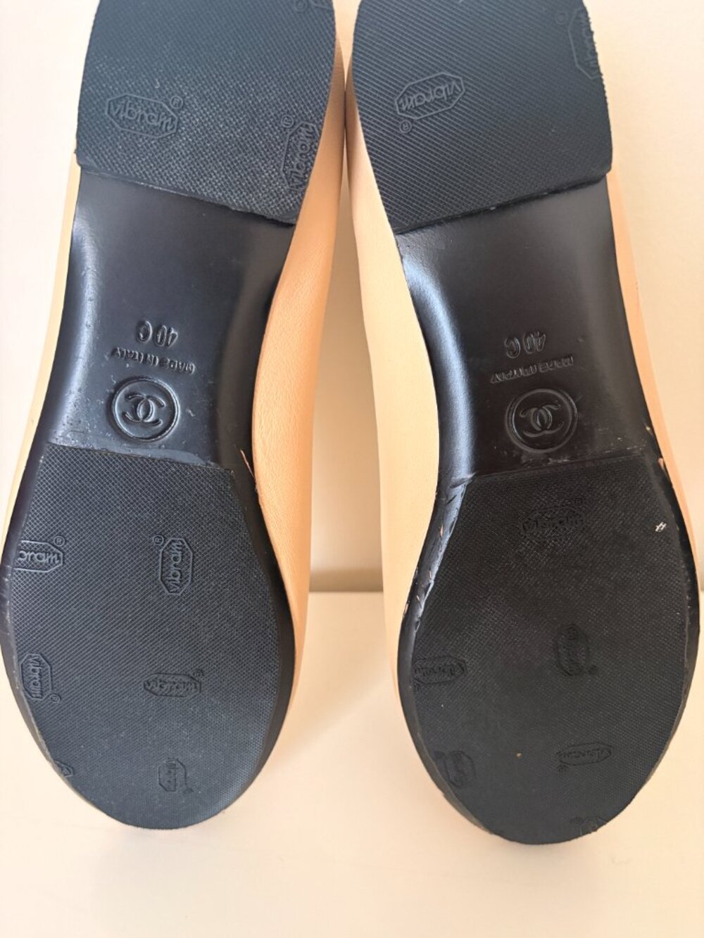CHANEL Beige Leather CC Logo Loafers Size 40 Made in Italy - Picture 4 of 7